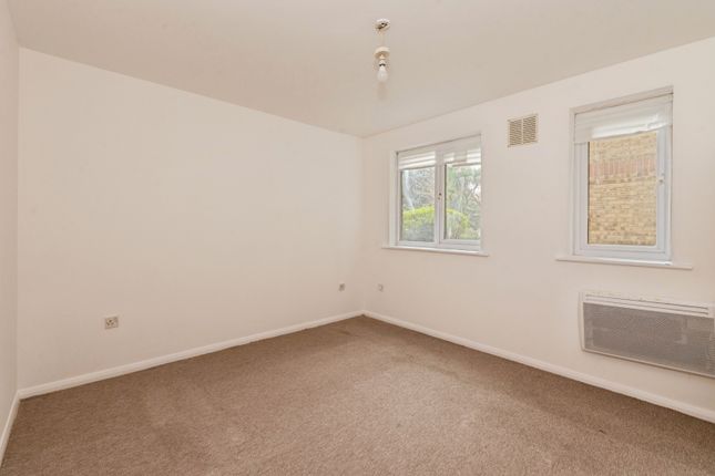 8, Porter Close, Essex photo 3