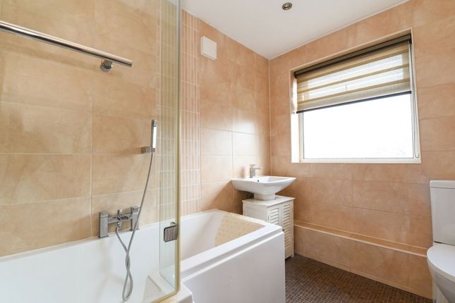 20 Dalton Drive, Manchester photo 4