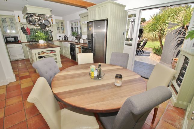 8, Hazelwood Avenue, Havant photo 3