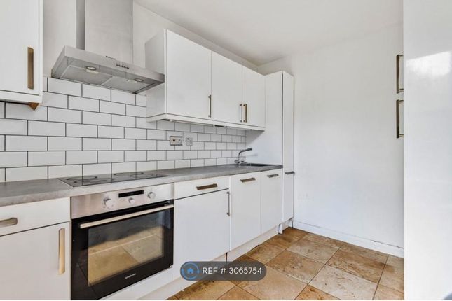Flat, Hawk House Sullivan Close, London photo 3