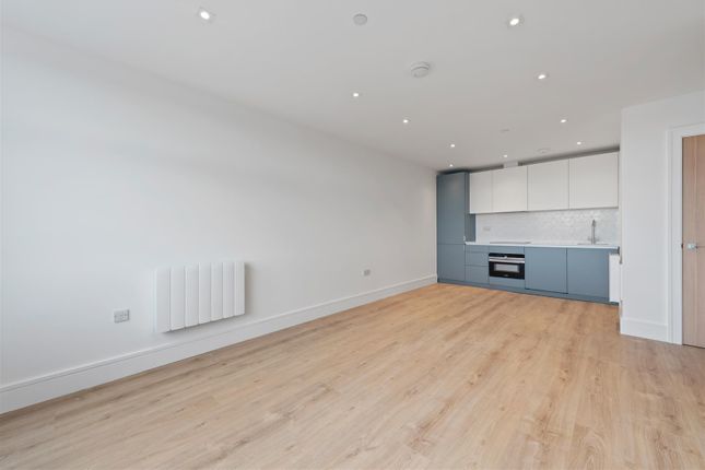 Thumbnail Flat to rent in Pyrcroft Road, Chertsey