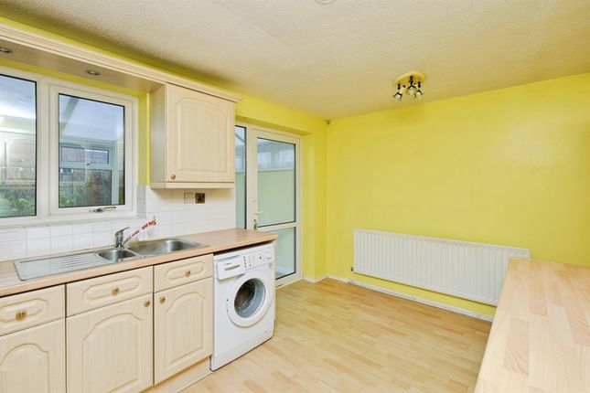 17, Crestwood Close, Burton-On-Trent photo 2