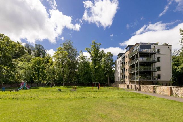 3-bed flat on Edinburgh, £2,450/mo