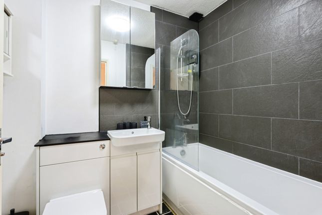 Flat 14, Stirling House,, Garlands Road, Surrey photo 3