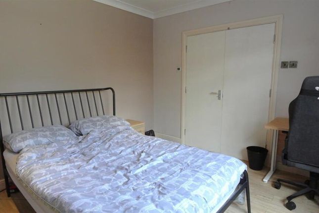 15 Almond Close, Staines, Egham photo 4
