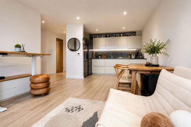 Flat 34, Skylark Point, London photo 3