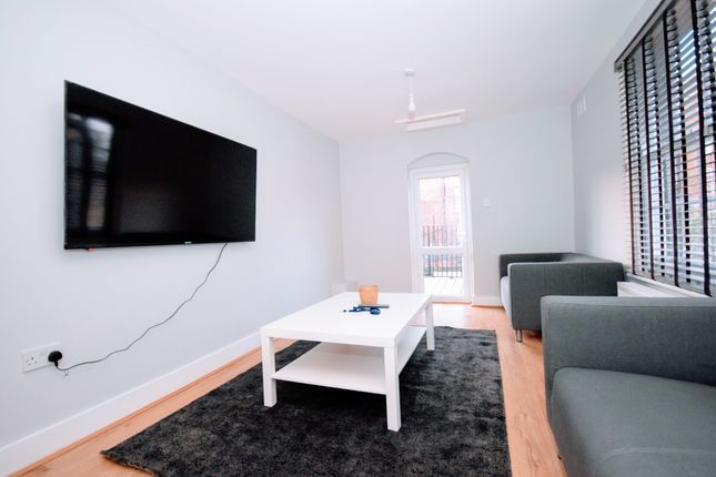Thumbnail Shared accommodation to rent in Senrab Street, London