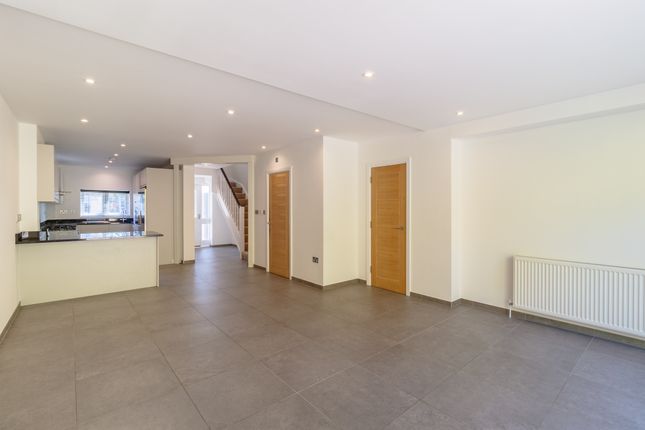 24, Chesterton Close, Wandsworth photo 4