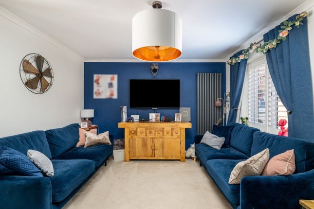 6, Nan Aires, Aylesbury photo 4