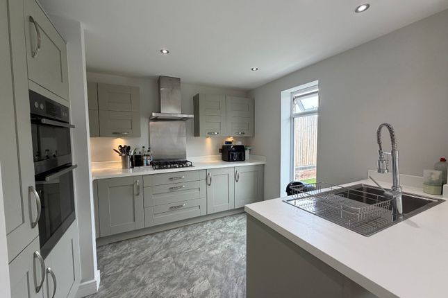 10, Bloom Drive, West Yorkshire photo 4