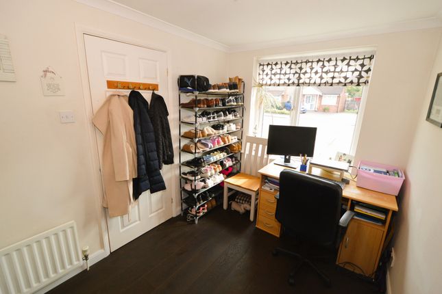 5 Freemantle Road, Bagshot photo 4