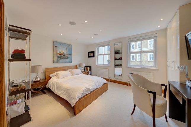 Town house for sale in South End, London