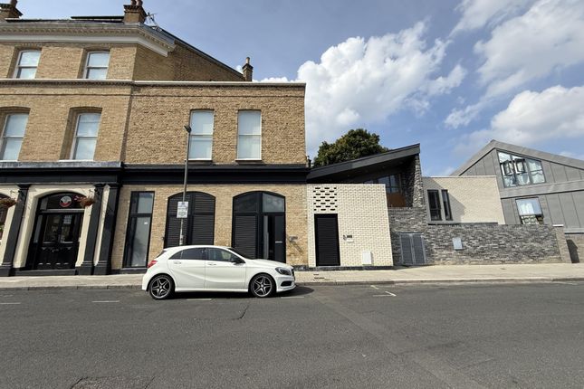 Studio flat on The Studio, Queens Apartments, London, £80,000