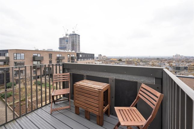 Flat for sale in Hoe Street, London