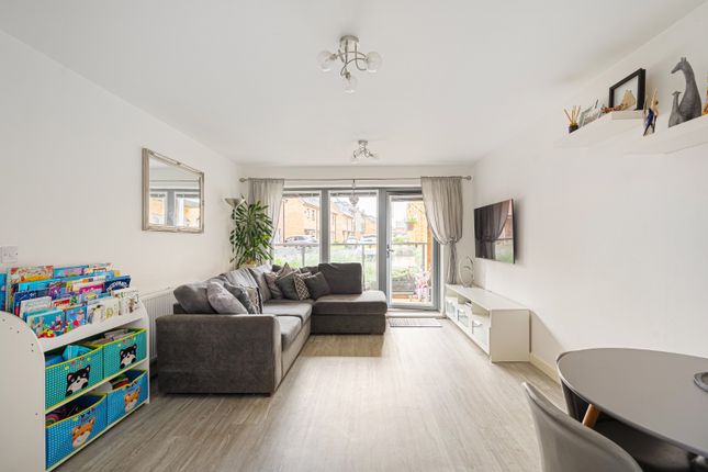 Thumbnail Flat for sale in Discovery Drive, Swanley