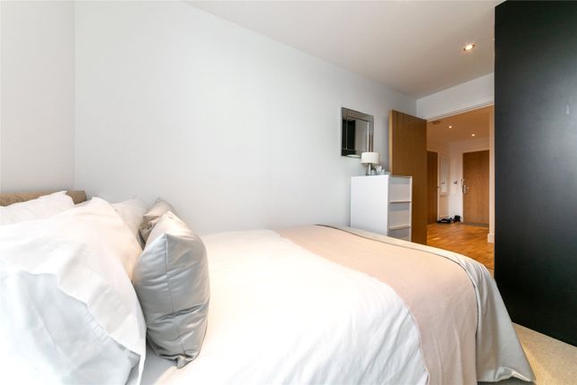 Flat to rent in Victoria Parade, London