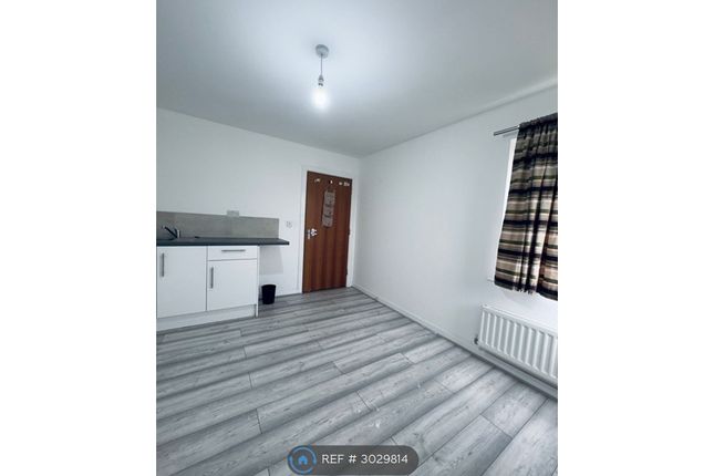 Flat, Chilworth Place, Barking photo 5