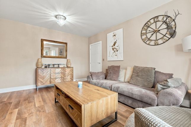 18 Hodgson Way, Harlow photo 4