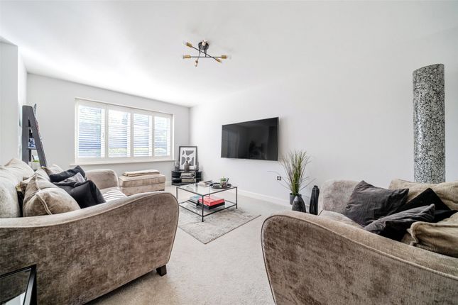 3, Curlew Grove, Camberley photo 3