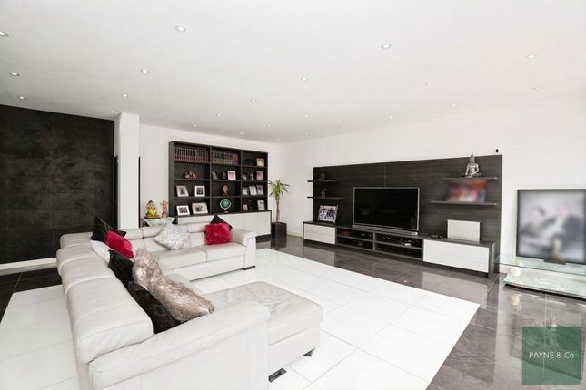 139 Elgin Road, Ilford photo 2