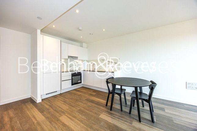 Flat 17, Emerald House, 373, Horn Lane, London photo 3
