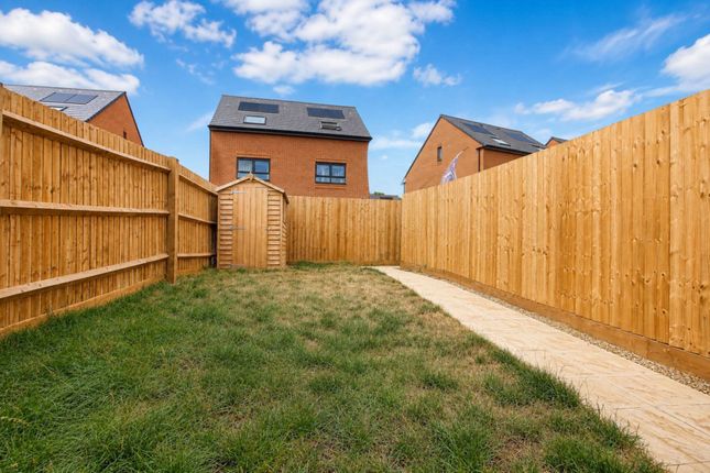 11, Faraday Green, Leighton Buzzard photo 4
