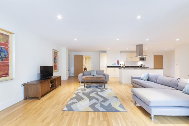 Thumbnail Flat to rent in Trinity Tower, Lanterns Court, Canary Wharf