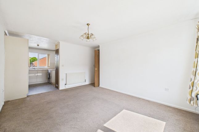 16 Bruce Close, Nottingham photo 3