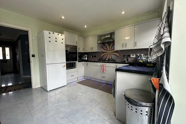 47, Rosebates Drive, London photo 2