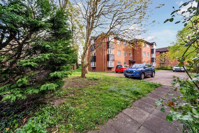 Thumbnail Flat for sale in Chatsworth Place, Mitcham