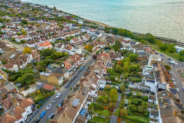 Beach Avenue, Leigh-On-Sea photo 4