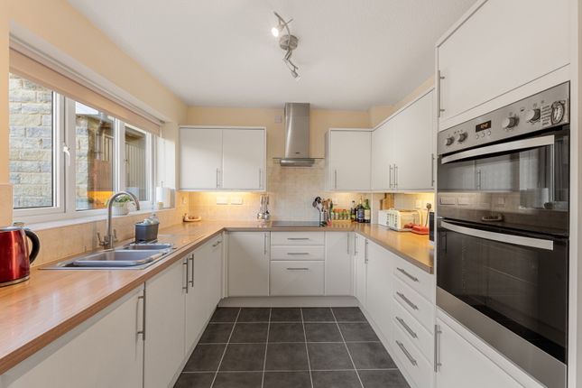 11, Oakhall Park, Bradford photo 4