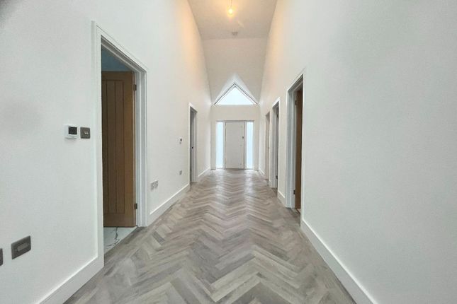 21 Homeway, Romford photo 2
