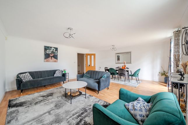 11, Stoneleigh Court, Leeds photo 3