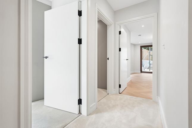 2, 42, Lynton Road, Acton photo 5