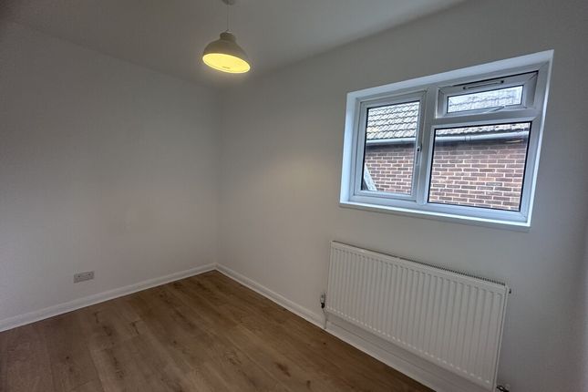 Flat C, 308, Haydons Road Wimbledon, London photo 5