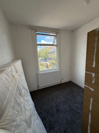 23, Gooseley Lane, London photo 4