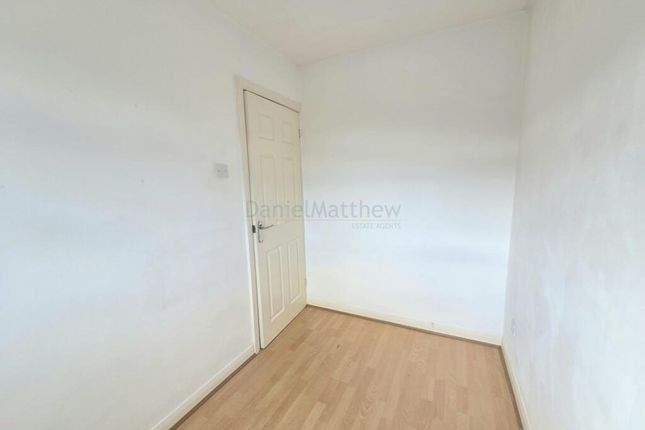 5 St. Davids Close, Bridgend photo 5