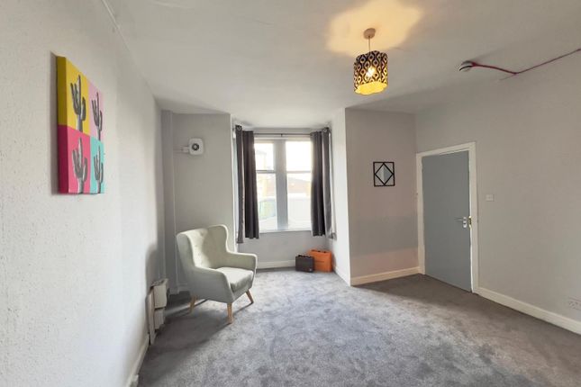 Flat to rent in East Park Road, East End Park