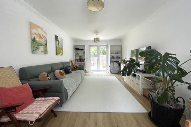 2, Morris Avenue, Uxbridge photo 2