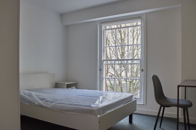 A Bright And Clean Double Bedroom With A Cozy Atmo...