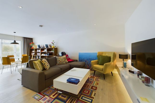 Flat 39, Trinity Court, London photo 2