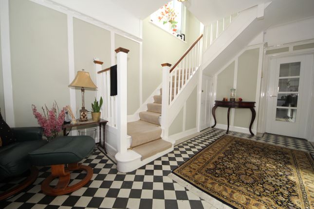 19 Ridge Avenue, Winchmore Hill, London photo 2
