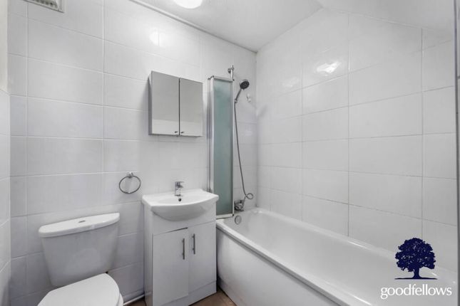 Flat 28 Hill View, South Lodge Avenue, Mitcham photo 4