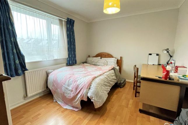 Flat to rent in Avon Way, Colchester