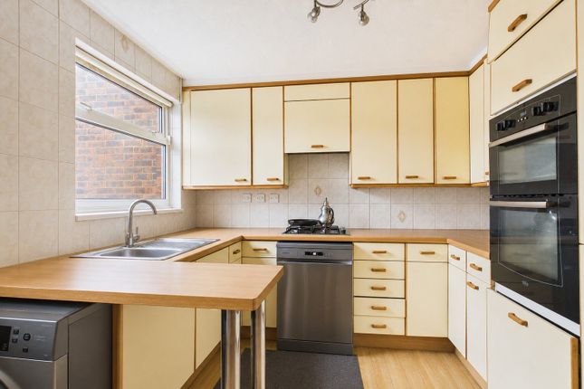 72, Fotherby Court, Maidenhead photo 2