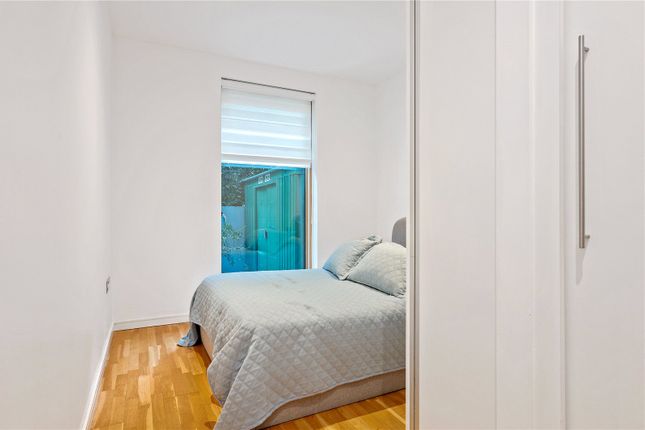 Flat to rent in Provost Street, London