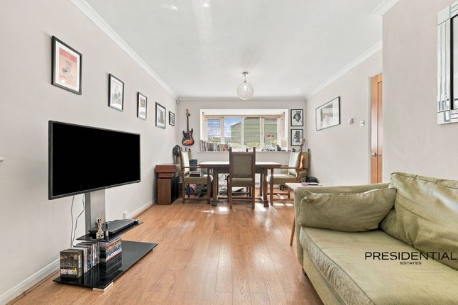 3 Fernbank Church Road, Buckhurst Hill photo 2