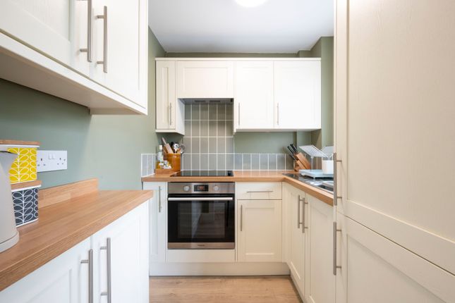 15, Villiers Close, Surbiton photo 4
