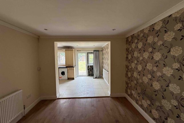 7 Meadowbank Gardens, Hounslow photo 4